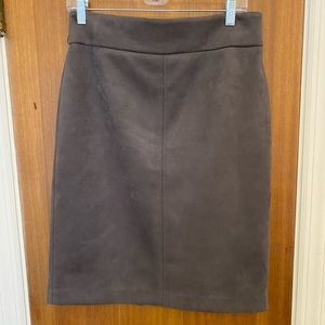 Ann Taylor women’s gray faux suede skirt. Size 8.